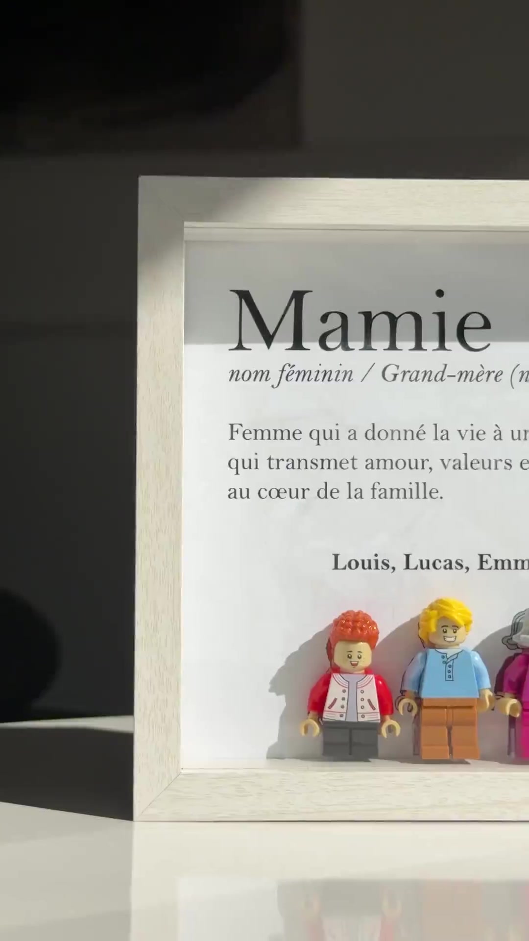 Vista previa de video de Cadre avec minifigurines type LEGO, définition de Mamie, texte et prénoms personnalisés