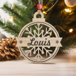 Vignette de Pack de décorations pour sapin de Noël Flocons en bois avec prénom personnalisées