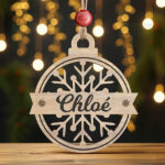 Vignette de Pack de décorations pour sapin de Noël Flocons en bois avec prénom personnalisées