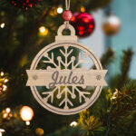 Vignette de Pack de décorations pour sapin de Noël Flocons en bois avec prénom personnalisées