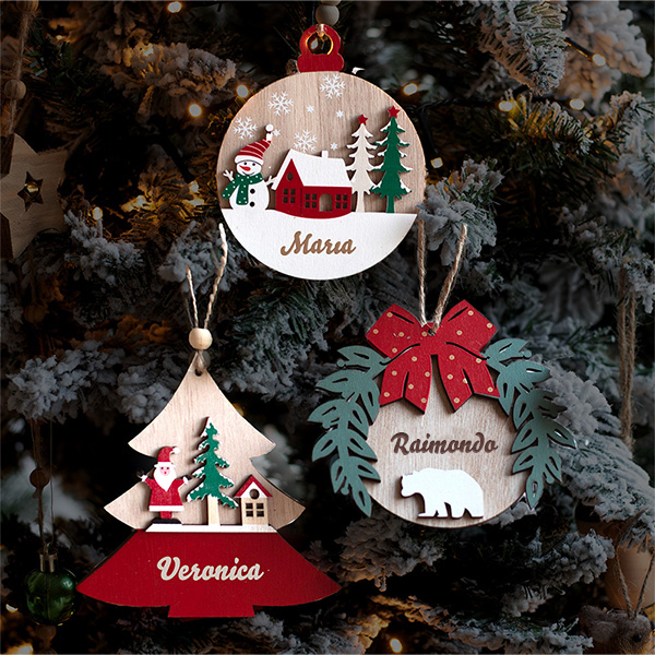 Set di Tre Decorazioni in Legno Toni Rossi con Nomi Personalizzati