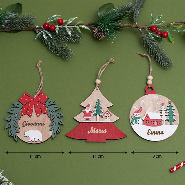 Set di Tre Decorazioni in Legno Toni Rossi con Nomi Personalizzati