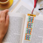 Miniatura di Segnalibro a forma di libri con nome personalizzato
