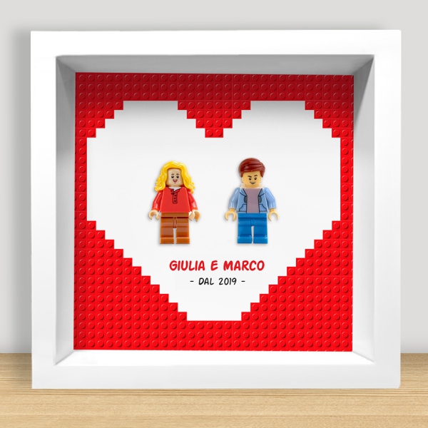 Quadro con minifigure Lego in un cuore rosso con nomi e testo personalizzati