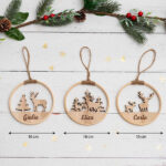 Miniatura di Set di Tre Decorazioni in Legno a Telaio con Renne e Nomi Personalizzati