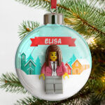 Miniatura di Palla Sospesa per Albero di Natale con Case Innevate, Lego e Nome Personalizzato