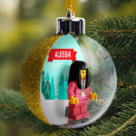 Miniatura di Palla Sospesa per Albero di Natale con Case Innevate, Lego e Nome Personalizzato