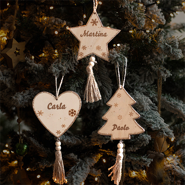 Set di Tre Decorazioni in Legno con Nappa e Nomi Personalizzati
