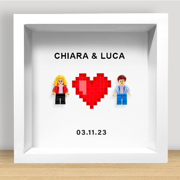 Quadro con Minifigure Lego con Cuore Centrale, Nomi e Data Personalizzati