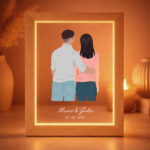 Miniatura di Targa o Lampada con Illustrazione di Coppia di Spalle con Nomi e Data Personalizzati