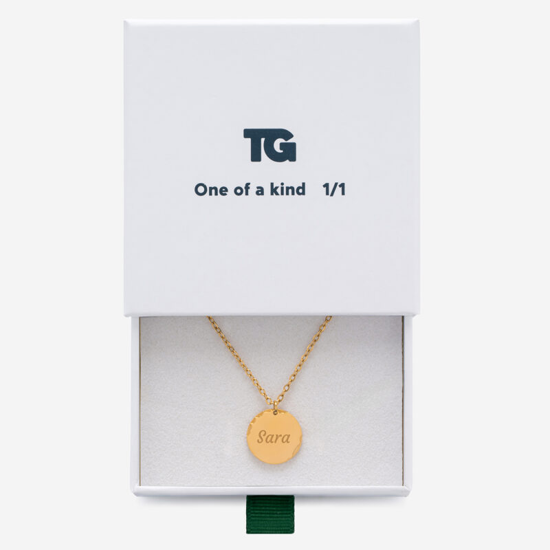 Collana rotonda con scaglie e testo personalizzato