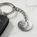 Miniatura di Portachiavi Rotondo Papà con Design di Pugni e Nomi personalizzati