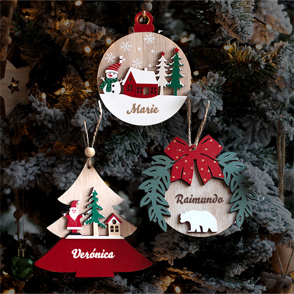 Pack de Três Enfeites de Madeira Tons Vermelhos com Nomes Personalizados