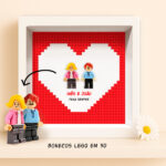 Miniatura de Quadro com minifiguras Lego num coração vermelho com nomes e texto personalizados