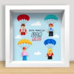 Miniatura de Quadro de família com minifiguras Lego em pose elevada com nomes personalizados
