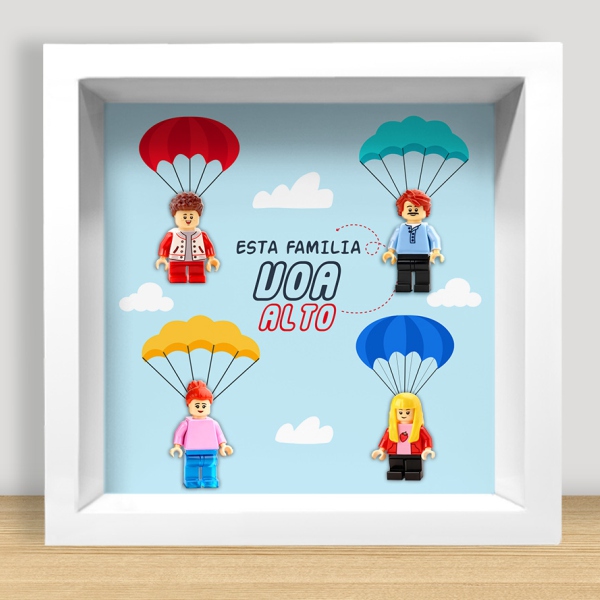 Quadro de família com minifiguras Lego em pose elevada com nomes personalizados