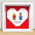 Miniatura de Quadro com minifiguras Lego num coração vermelho com nomes e texto personalizados