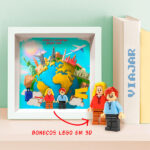 Miniatura de Quadro com minifiguras Lego a viajar pelo mundo e texto personalizado