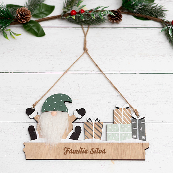 Adorno de Madeira para Porta Gnomo com Texto Personalizado