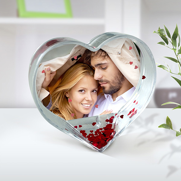 Bola de Neve com Flocos em Forma de Coração e Foto Personalizada