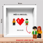 Miniatura de Quadro com Minifiguras Lego com Coração ao Centro, Nomes e Data Personalizados