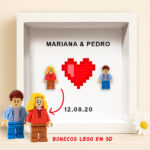 Miniatura de Quadro com Minifiguras Lego com Coração ao Centro, Nomes e Data Personalizados