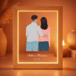 Miniatura de Placa ou Lâmpada com Ilustração de Casal de Costas com Nomes e Data Personalizados