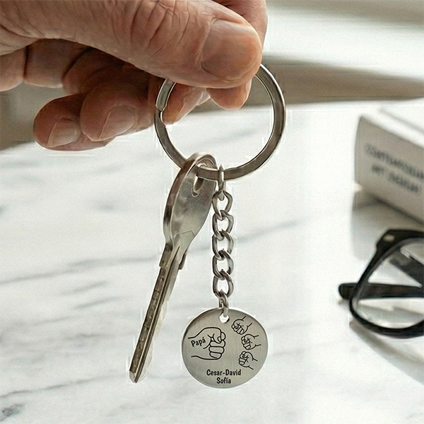 Porta-chaves Redondo Papá com Design de Punhos e Nomes personalizados
