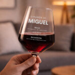 Miniatura de Copo de Vinho "Humor de" com Nome e Textos Personalizados