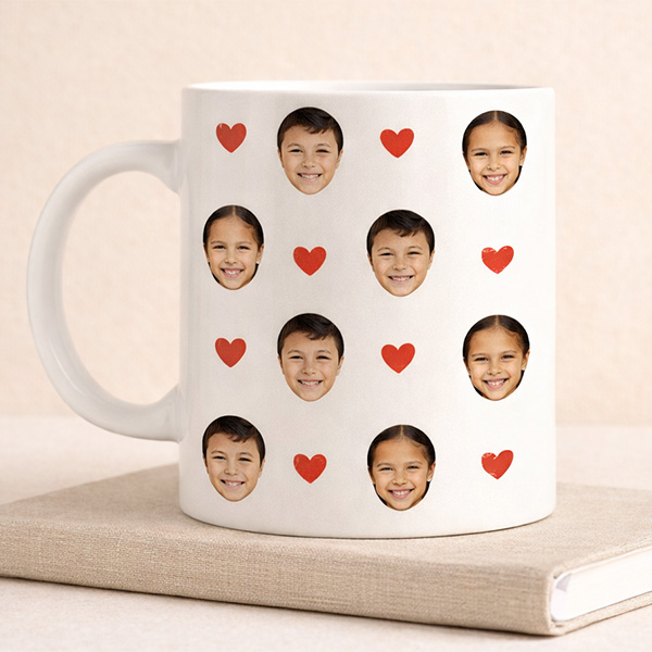 Caneca com corações e fotos personalizadas