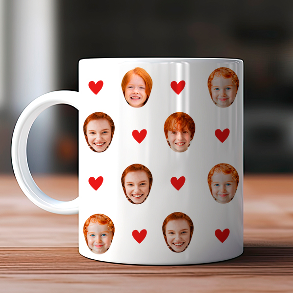Caneca com corações e fotos personalizadas