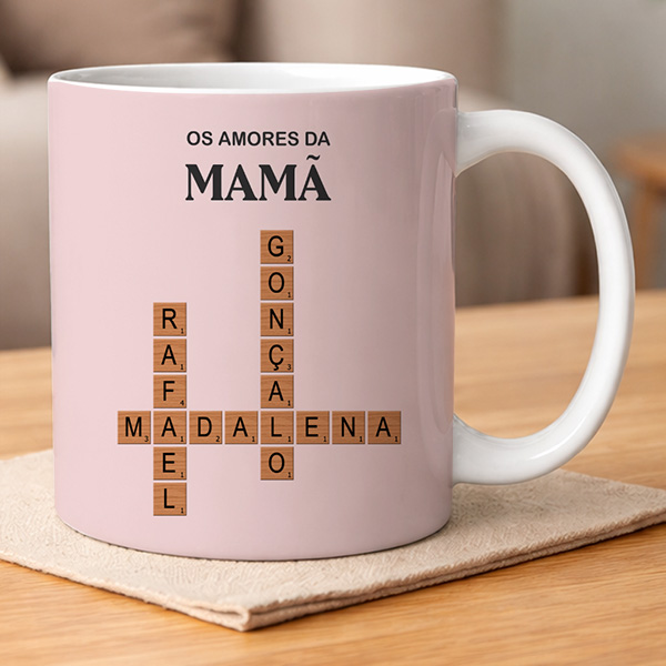 Caneca com design Scrabble com texto e nomes personalizados