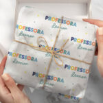 Papel de Embrulho para Professores Colorido com Nome Personalizado Miniatura de Papel de Embrulho para Professores Colorido com Nome Personalizado