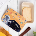Miniatura de Lancheira com Tampa de Madeira Infantil Astronauta no Espaço Personalizada