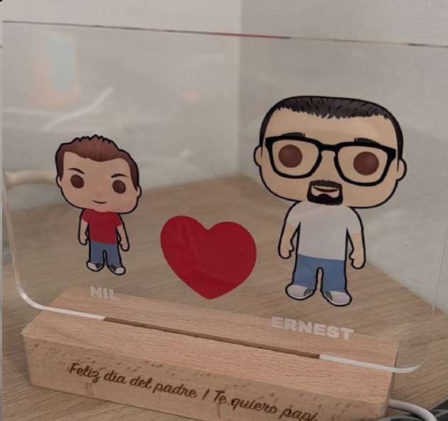 Foto de cliente satisfecho con regalo personalizado