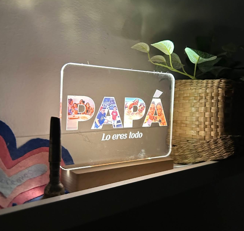 Foto de cliente satisfecho con regalo personalizado