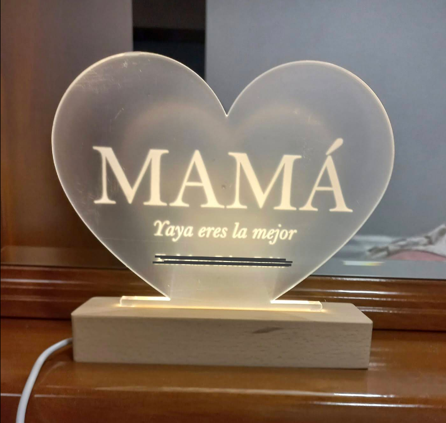 Foto de cliente satisfecho con regalo personalizado