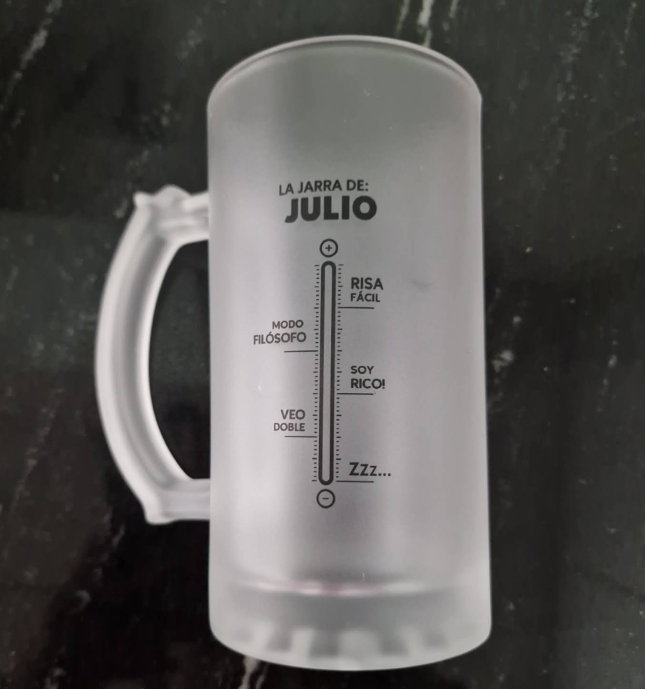 Foto de cliente satisfecho con regalo personalizado