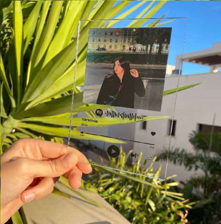 Foto de cliente satisfecho con regalo personalizado