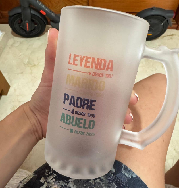Foto de cliente satisfecho con regalo personalizado