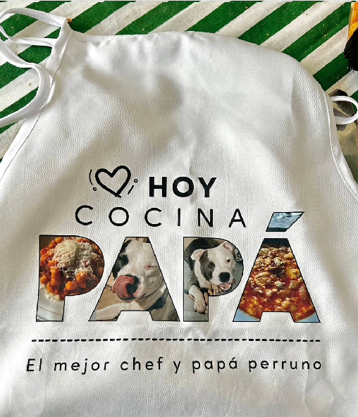 Foto de cliente satisfecho con regalo personalizado