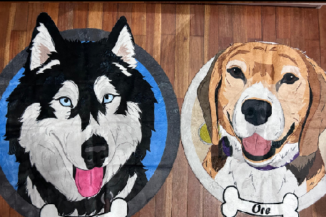 Foto de cliente satisfecho con regalo personalizado