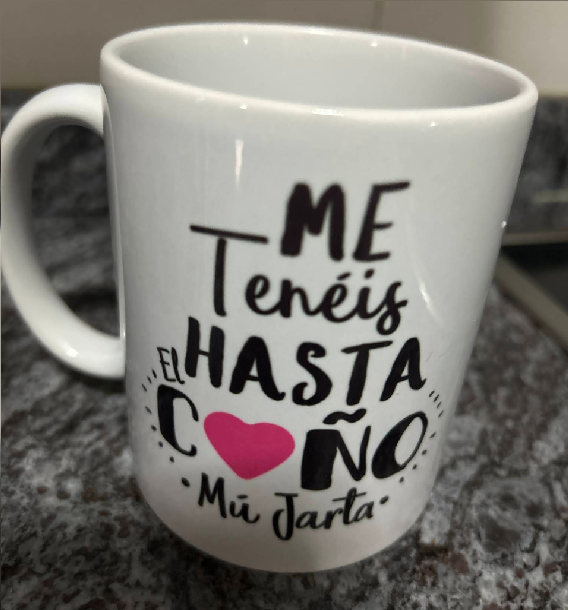 Foto de cliente satisfecho con regalo personalizado