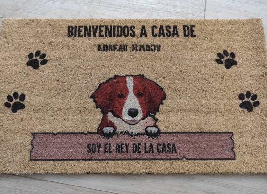 Foto de cliente satisfecho con regalo personalizado