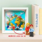 Miniatura de Cuadro con minifiguras Lego Viajando por el Mundo y Texto personalizado