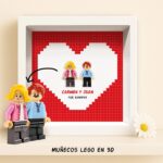 Miniatura de Cuadro con minifiguras Lego en Corazón Rojo con Nombres y Texto personalizado