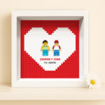 Miniatura de Marco de Madera Corazón Rojo con Muñecos Lego con Nombres y Texto personalizado