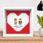 Miniatura de Marco de Madera Corazón Rojo con Muñecos Lego con Nombres y Texto personalizado