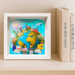 Miniatura de Marco de Madera con Muñecos Lego Viajando por el Mundo con Texto personalizado