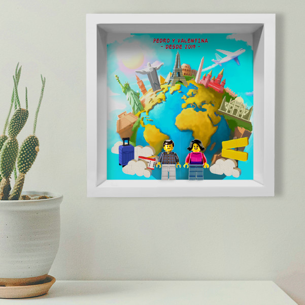 Marco de Madera con Muñecos Lego Viajando por el Mundo con Texto personalizado